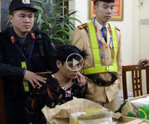 Clip: Cảnh sát bắt thanh niên phóng xe máy chở 73 bánh heroin
