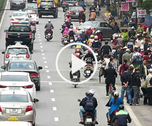 Clip: Rùng mình cảnh dân liều lĩnh họp chợ trên con đường “tử thần”