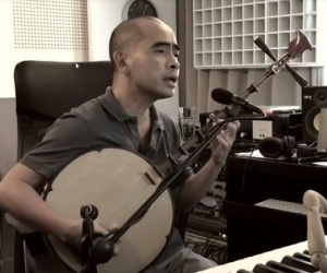 Không cần cầu kì, clip vừa đàn, vừa hát "Dạ cổ hoài lang" của Đức Trí vẫn khiến người nghe "đổ rầm rầm"