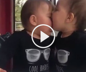 Video: Hai cậu bé sinh đôi làm náo loạn cả mạng xã hội vì quá đáng yêu
