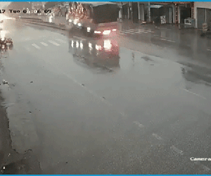 Clip: Xe tải phóng nhanh, "cày nát" dải phân cách