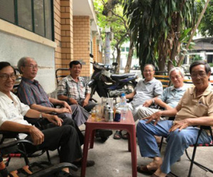 Đàn ông, cà phê và “bà tám”