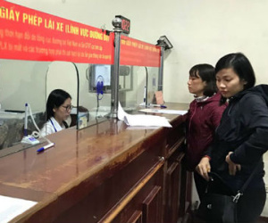 Hà Nội yêu cầu cán bộ chào hỏi, tươi cười khi tiếp dân