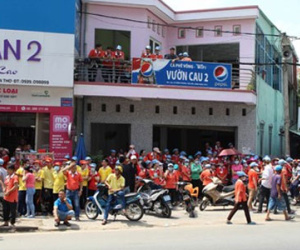 Hàng nghìn công nhân thắt lòng nhìn công ty may trong biển lửa