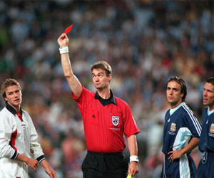 Simeone xát muối vào tấm thẻ đỏ oan nghiệt của Beckham