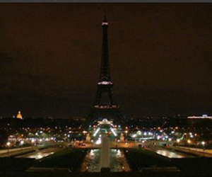 Tháp Eiffel tắt đèn để tưởng niệm nạn nhân khủng bố Anh