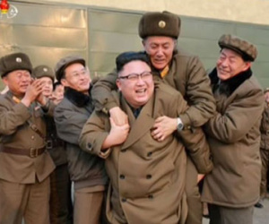 Ảnh ông Kim Jong-un cõng người lạ gây xôn xao