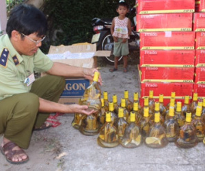 Bắt giữ xe chở mỹ phẩm, rượu rắn lớn không rõ nguồn gốc