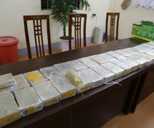 Chiếc xe máy không biển số và 2 thùng giấy chứa 73 bánh heroin