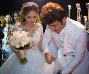 Diễn viên Phương Hằng được chồng nâng váy trong tiệc cưới