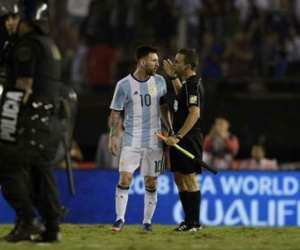 Messi bị nghi ngờ sỉ nhục trọng tài sau trận thắng của Argentina