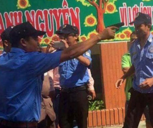 Nhóm bảo vệ chĩa súng, còng tay chủ trường giữa sân trường