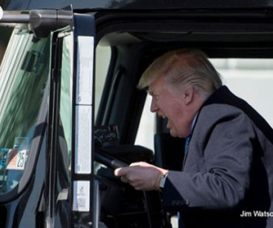 Ông Trump leo lên xe tải giữa căng thẳng họp hành