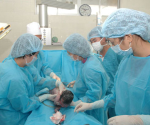 Bác sĩ sản khoa cắt cụt ngón tay trẻ sơ sinh khi mổ bắt con