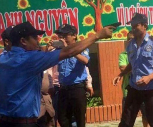 Chủ trường đòi tự thiêu trước khi bị bảo vệ còng tay, chĩa súng