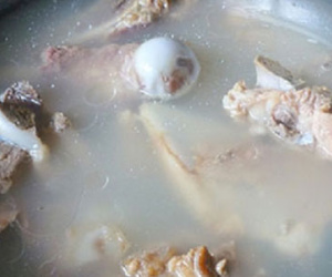 Giận tím mặt vì bị em chồng mắng “dở hơi” khi thêm nước vào nồi ninh xương, giờ tôi mới hiểu vì sao