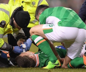 Hậu vệ Everton gãy lìa chân sau pha tắc bóng kinh hoàng
