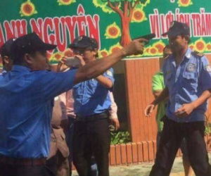 Làm rõ vụ bảo vệ xông vào trường học rút súng đòi bắt người