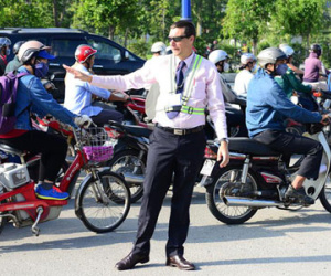 Thầy giáo Tây ở Sài Gòn mướt mồ hôi "giải cứu" kẹt xe vì sợ học sinh trễ giờ