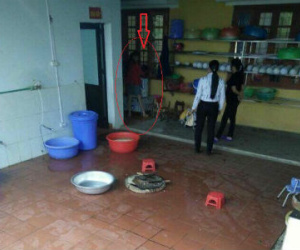 Trần tình của hiệu trưởng dốc ngược trẻ vào máy vặt lông gà