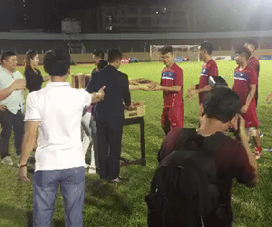 U20 Việt Nam ngơ ngác, ngao ngán vì nhà tài trợ làm việc "chẳng giống ai"