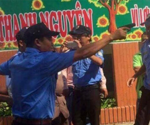 Chỉa súng, còng tay chủ trường ở Bình Thuận: Quản tài viên là ai?