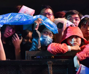 Fan Việt "đội" mưa xem thần tượng Hàn biểu diễn