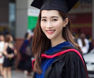 Hoa hậu Đặng Thu Thảo xinh tươi ngày tốt nghiệp đại học