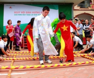 Học sinh Nhật Bản diện áo dài nhảy sạp