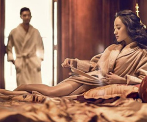Sinh nhật chồng, vợ yêu bận "công tác" cùng sếp trong khách sạn