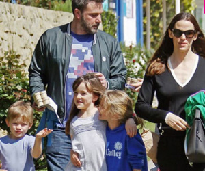 Ben Affleck vui vẻ bên vợ cũ sau khi huỷ đơn ly hôn