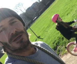 David Beckham hí hửng khoe con gái Harper lần đầu biết đi xe đạp