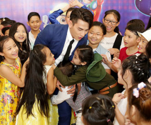Isaac vã mồ hôi khi "bị tấn công" bởi dàn thí sinh "Vietnam Idol Kids"