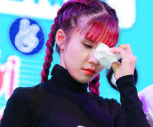 Khởi My bật khóc tuyên bố không ngại bị gán biệt danh "ca sĩ hội chợ"