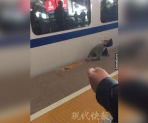Kinh hoàng tai nạn tàu điện chẹt ngang người ở Trung Quốc