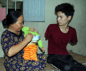 Rơi nước mắt hoàn cảnh chàng trai bị tai nạn mất tay, vợ bỏ đi, một mình chăm con thơ khát sữa