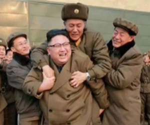 Sự thật sau bức ảnh Kim Jong Un cõng người bí ẩn