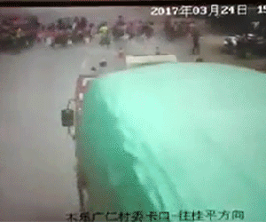 Video: Xe tải lao xuyên qua nhóm học sinh tiểu học sang đường