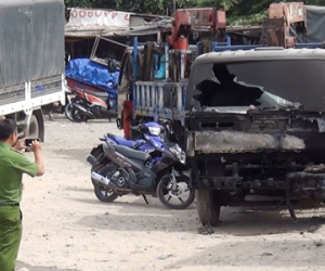 Xe tải bốc cháy ngùn ngụt, lan sang 3 nhà dân ở Sài Gòn