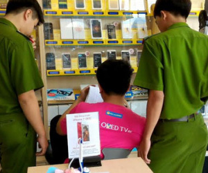 Bảo vệ khai bị trộm bắt nằm im rồi khoắng nhiều điện thoại di động