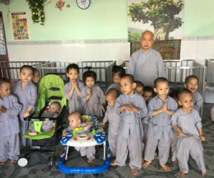 Chuyện nữ sinh có bầu với đại gia gõ cửa chùa xin... đẻ