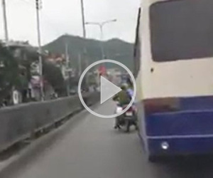 Clip: Xe khách đánh võng, chèn ép cảnh sát như phim hành động