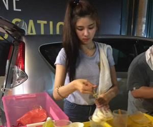 Cô gái bán bánh bất ngờ nổi tiếng trên mạng vì xinh như hot girl