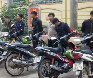 Đoàn rước dâu lái xe máy… bằng chân bị phạt 43 triệu