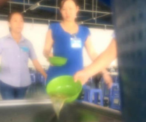 Hãi hùng suất ăn công nghiệp: “Bí mật” trong nhà bếp