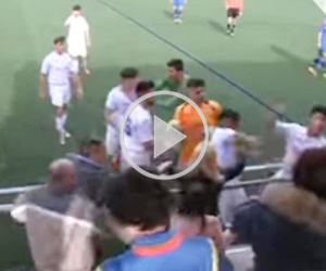 KINH HOÀNG hơn cả V-League: Đánh trên sân chưa đủ, cầu thủ lao ra đường biên đánh CĐV