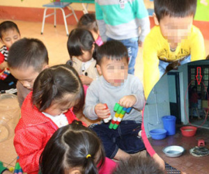 Ngày đầu đi học trở lại của bé trai từng bị cô hiệu trưởng dốc đầu vào máy vặt lông gà