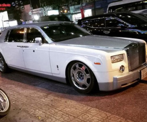 Rolls-Royce Phantom của đại gia Trung Nguyên bị vặt logo
