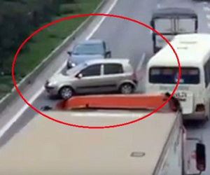 Video: Xế hộp nối đuôi nhau đi ngược chiều trên cao tốc Hà Nội - Bắc Giang
