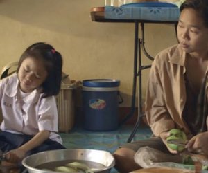 Bài học người mẹ bán trái cây dạo, không được học hành dạy con thật sự khiến ai cũng ngả mũ nể phục